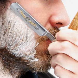 Nassrasur Rasiemesser Rasieren mit Bartmesser Traditionelle Rasur
