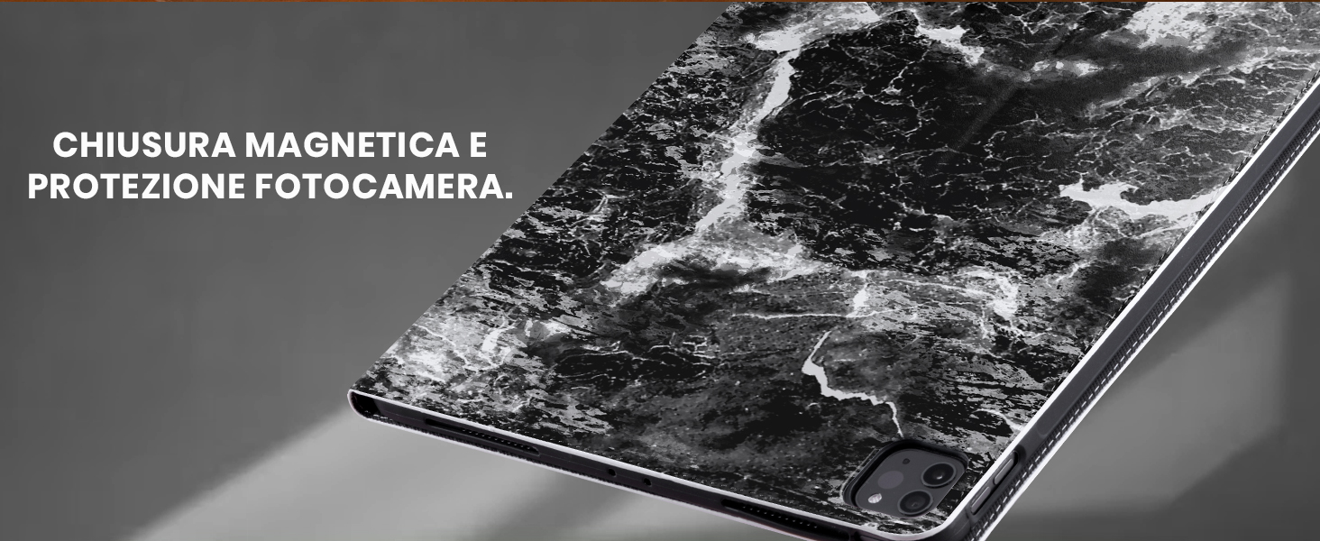 Il testo recita «OCHRONNA NAKRYWKA & PROTEKCJA FOTOKAMERA». Trama o motivo fotografico granuloso in bianco e nero.