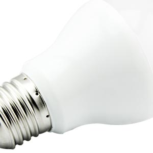 Sequenz, die zeigt, wie ein elektrischer Stecker in eine Wandsteckdose gesteckt wird, wobei die richtige Stecktechnik vor weißem Hintergrund demonstriert wird.