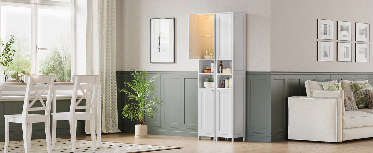 Biela kúpeľňová skrinka s poličkou, zobrazená v kúpeľni so sivými stenami a ozdobnými rámami.