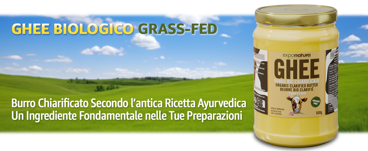 Barattolo di vetro di ghee biologico nutrito con erba visualizzato su uno sfondo verde con cielo blu. L'etichetta del prodotto riporta il testo «GHEE