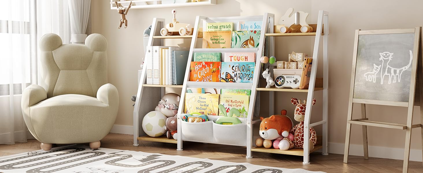 Kinderzimmer mit weißem Leiter-Bücherregal mit bunten Büchern, Spielzeug in den unteren Regalen. Ein beiger Sessel, ein Teppich und eine Staffelei runden die gemütliche Leseecke