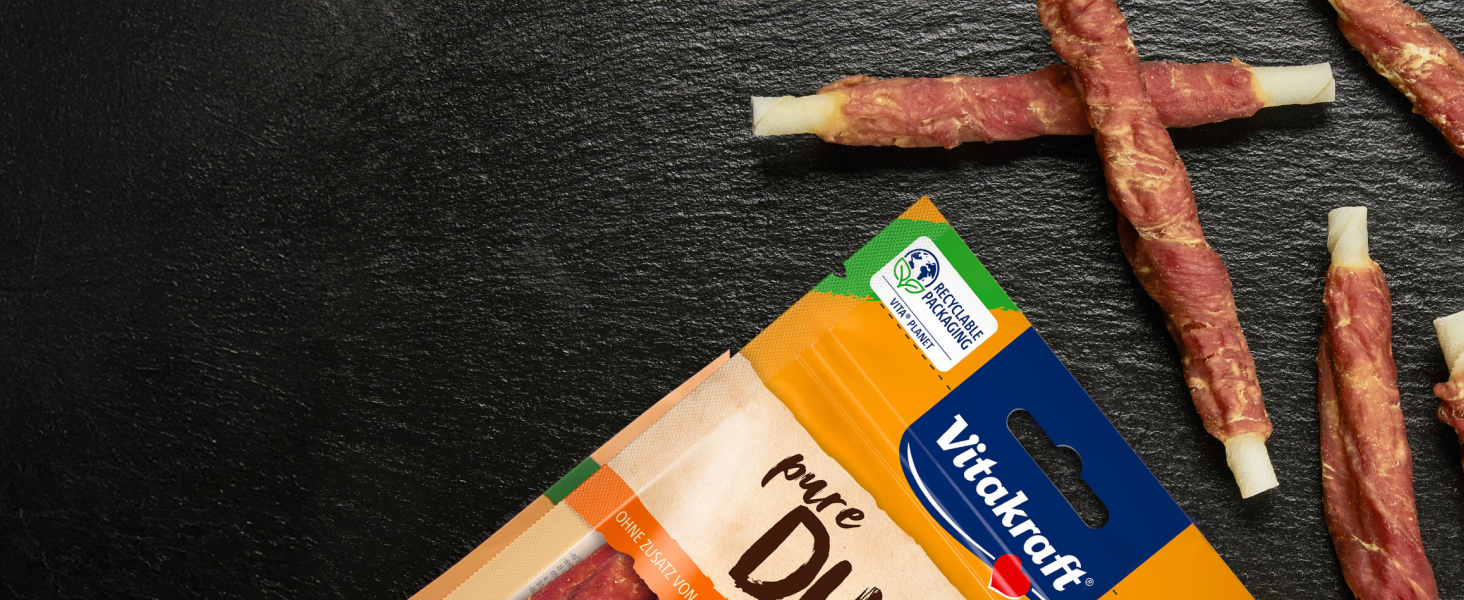 Produktaufnahmen in Nahaufnahme, die Fanggeräte oder Ausrüstung vor dunklem Hintergrund mit sichtbaren orangefarbenen und blauen Verpackungselementen zeigen.