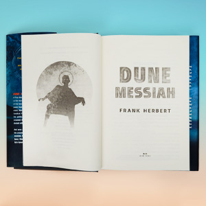 A product shot of Dune Messiah by Frank Herbert. The book is open to the two first pages. 