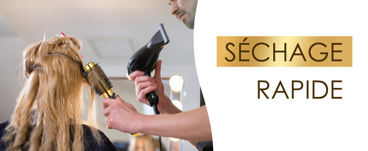 Scène de coiffure avec les mains tenant un sèche-cheveux et une brosse, travaillant sur de longs cheveux blonds. Le texte superposé indique « SÉCHAGE RAPIDE » (séchage