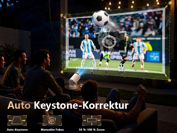 Projektorleinwand im Freien, auf der ein Fußballspiel mit darüberliegendem Fadenkreuz gezeigt wird. Der Bildschirm verfügt über die Funktion „Automatische Keystone-Korrektur“ mit Symbolen für die automatische Trapezkorrektur, die manuelle Fokussierung und die Zoomeinstellung