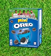 El texto dice «Mini ORO». Varias fotos del paquete azul de galletas Oreo se muestran sobre un fondo de hierba verde desde diferentes ángulos.