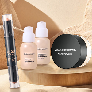 Colección de productos cosméticos exhibidos sobre fondo beige, que incluye botellas y estuches compactos en tonos neutros.