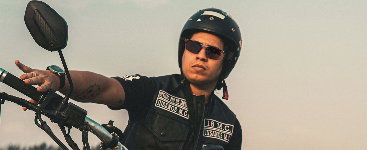 ein Mann mit Helm und Sonnenbrille