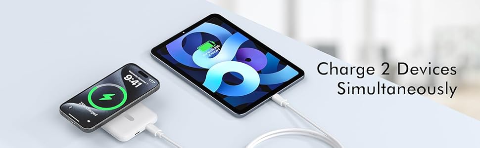 Le texte indique « Chargez 2 appareils simultanément ». Configuration de chargement des appareils électroniques montrant l'affichage de la tablette et de la montre intelligente avec interface de charge.