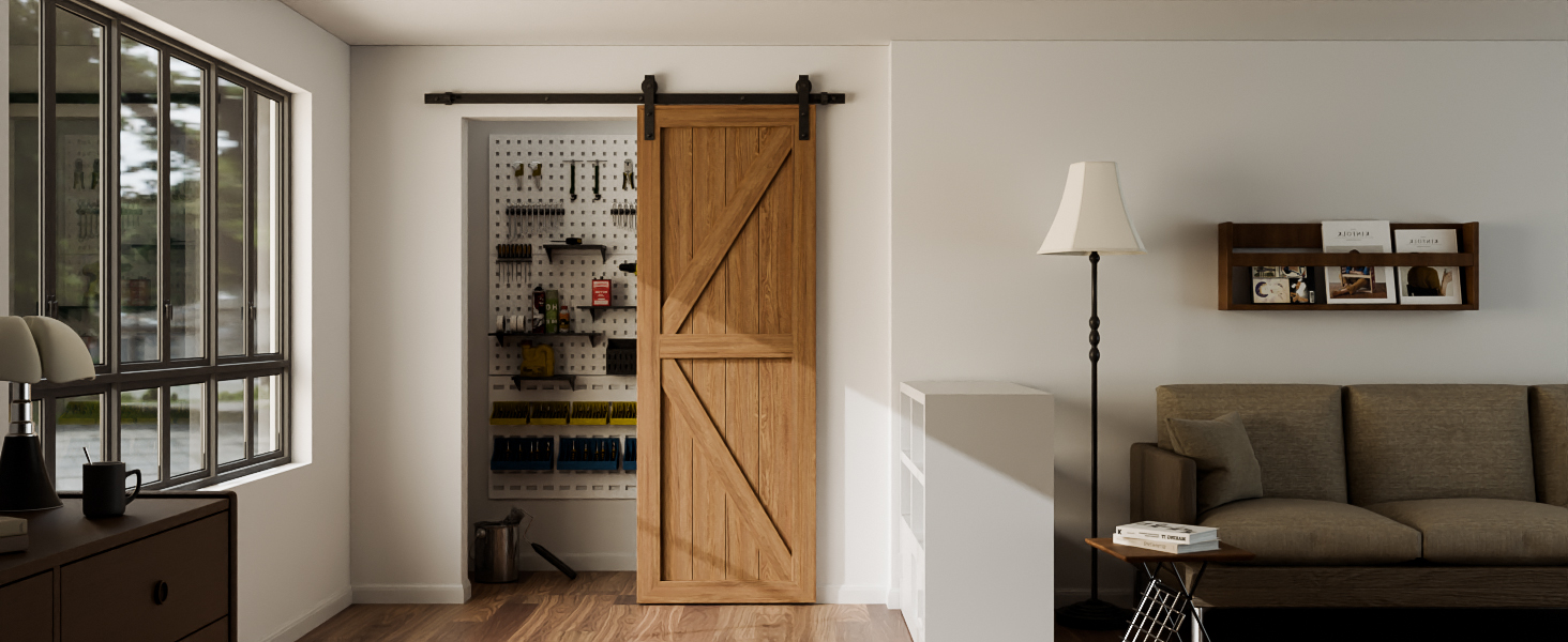 Moderner Innenraum mit Schiebetür, grauem Sofa und minimalistischem Dekor mit Tageslicht durch Fenster.