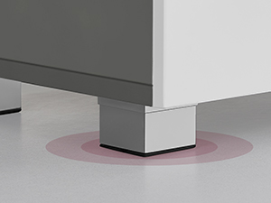 Bútorláb állítható talppal közeli képe szürke és fehér háttér előtt