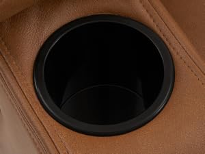 Nahaufnahme eines runden schwarzen Becherhalters, eingebettet in eine braune Leder- oder Kunstlederoberfläche. Wahrscheinlich Teil eines Auto- oder Möbelinterieurs