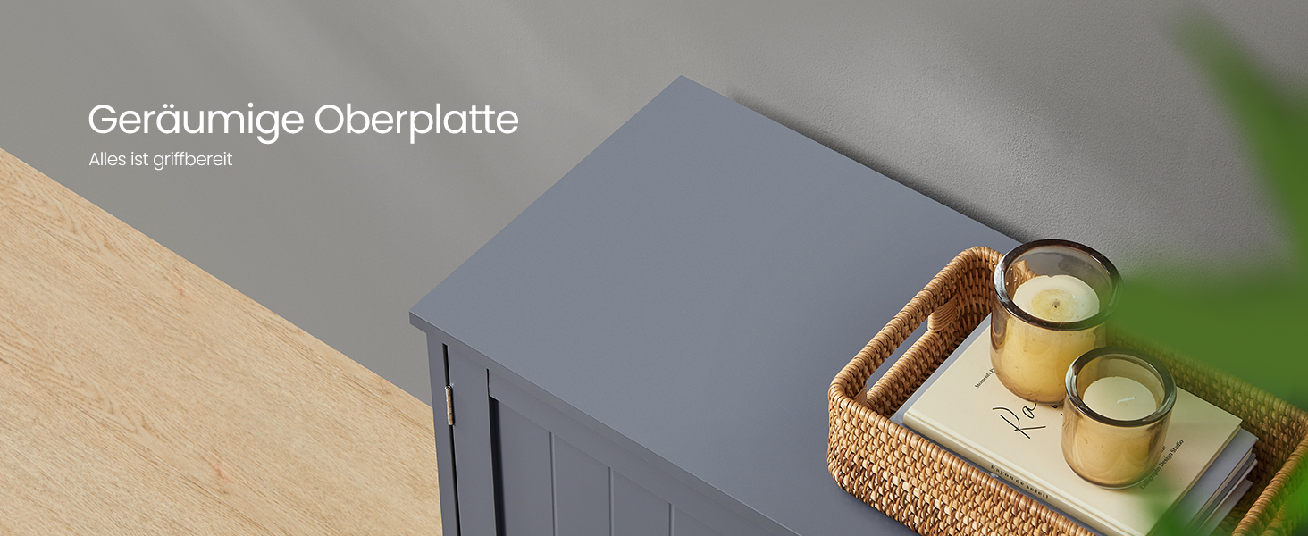 Szürke felület vagy asztallap, rajta fonott rattan tálca két sárga tartalmú üveghez.