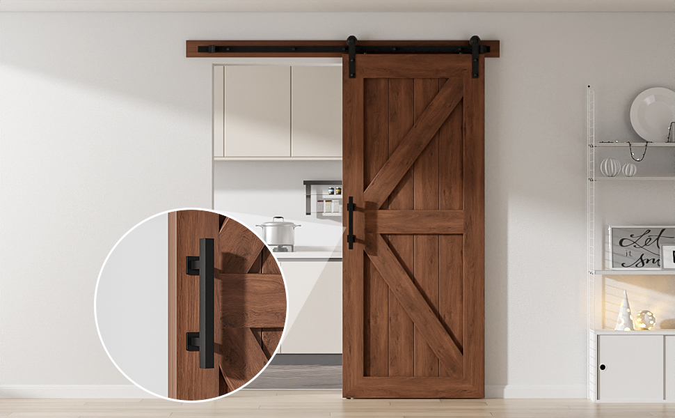 Scheunentor aus Holz mit Gleitschienensystem für den Innenbereich. Die Nahaufnahme zeigt schwarze Griffbeschläge. Die Tür hat ein X-Profildesign und vertikale Dielen