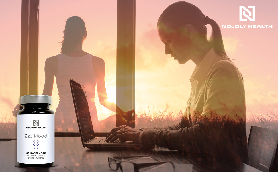 Frau konzentriert am Laptop.Im Hintergrund Frau in Yoga Meditation Enspannungsposition