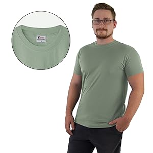 T-shirt verde salvia con design a girocollo, mostrata in piena vista con dettaglio ravvicinato della costruzione della