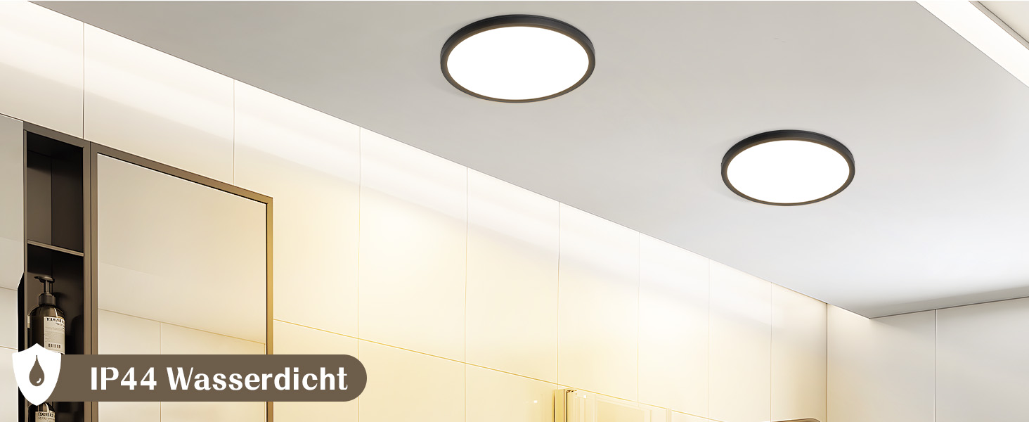 Runde, bündig montierte Deckenleuchten mit Schutzart IP44, wie abgebildet, installiert in einem Badezimmer mit weißer Decke.