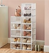 Cajas apilables de plástico transparente para guardar zapatos con paneles que se abren en la parte frontal, dispuestas en una configuración vertical que muestra varios pares de