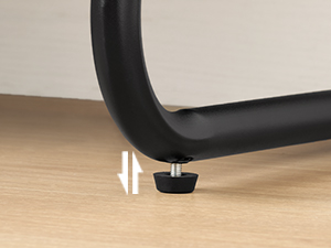 Közeli kép egy fekete bútorlábról, amelynek aljára állítható padlóvédő vagy szintező láb van rögzítve.