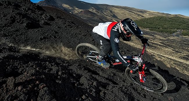 funn mountain bike rider downhilling the trail with red kingpin bar