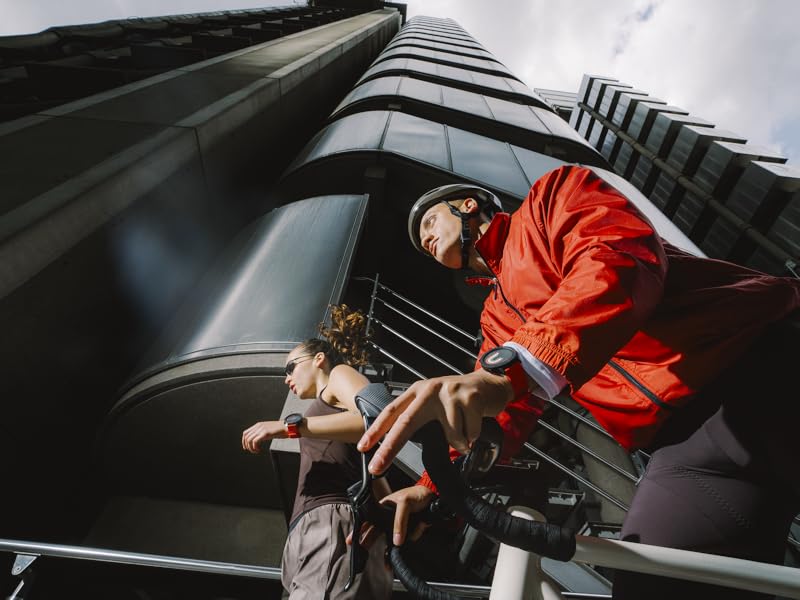 Serie de tomas de acción que muestran movimientos de parkour o carrera libre en estructuras urbanas en condiciones de poca luz. Sujeto con chaqueta roja realizando maniobras atléticas.