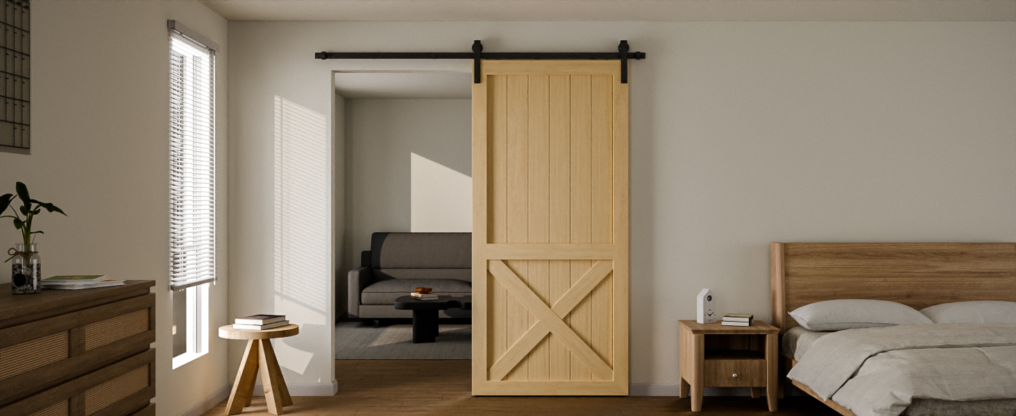 Schiebetürinstallation im minimalistischen Interieur. Tür aus hellem Holz mit X-Muster, montiert auf einer schwarzen Beschlagschiene vor weißen Wänden.