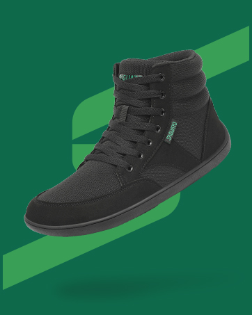 Zapatilla casual negra alta con cordones sobre un fondo geométrico verde. Presenta material de lona y suela de goma.