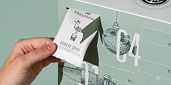 Mehrere Bilder zeigen Hände, die scheinbar Produktkarten oder Informationsmaterial halten oder mit ihnen interagieren, vor einem mintgrünen Hintergrund.