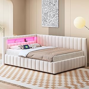 Modernes Schlafzimmer mit einem großen, gepolsterten Bett mit senkrechtem Kanalbüschel. Rosafarbene LED-Beleuchtung unter dem Bettrahmen. Abstrakte Wandkunst und geometrisches Bodenmuster sichtbar.