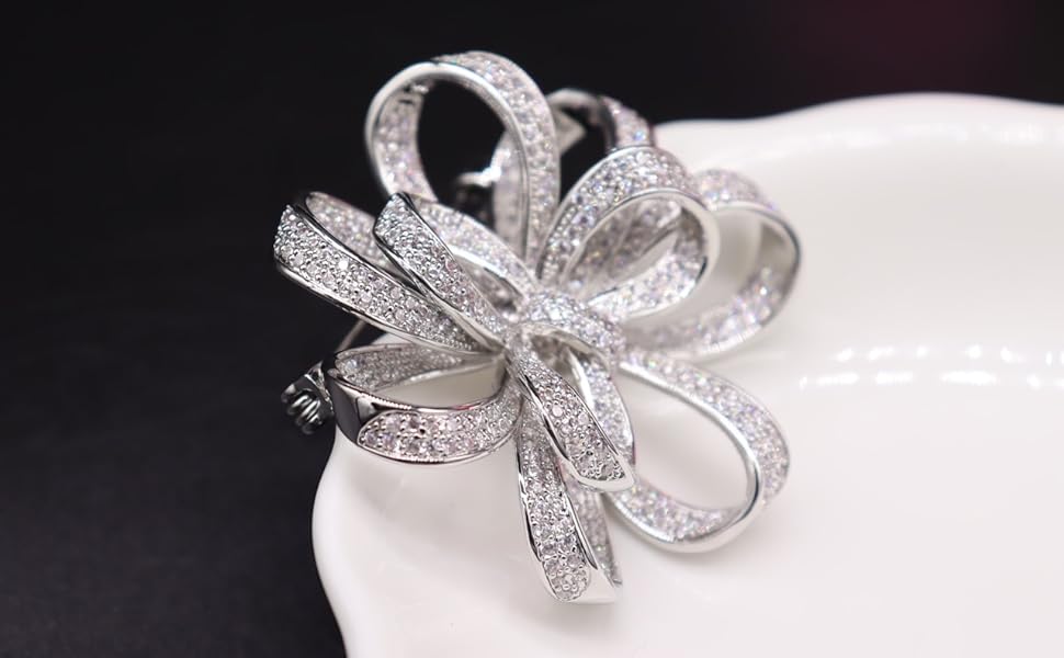 リボンの形に埋め込まれたスワロが美しく，セットで購入した限定品です リボンの形に埋め込まれたスワロが美しく，セットで購入した限定
