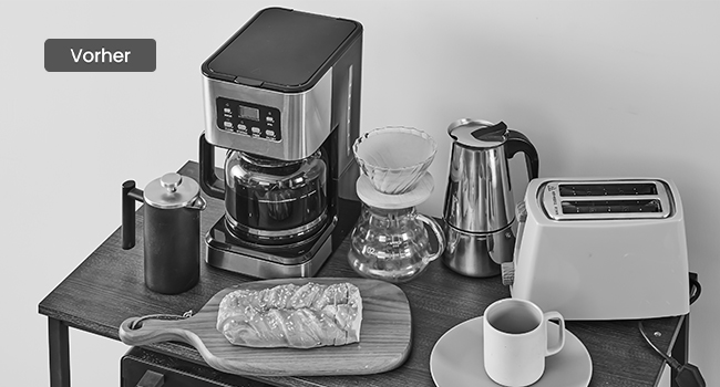 Küchenarbeitsplatte mit verschiedenen Geräten wie Kaffeemaschine, Toaster, Wasserkocher und Schneidebrett mit Brot. Etikett 'Vorher' sichtbar