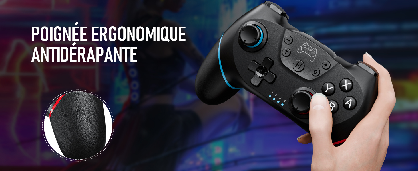 avec poignée ergonomique, dotée de plusieurs boutons et joysticks. Main démontrant sa prise. Le texte met en évidence le design antidérapant en français
