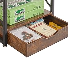 Étagère de rangement en bois avec produits en papier sur le dessus et livres vintage exposés dans le compartiment inférieur