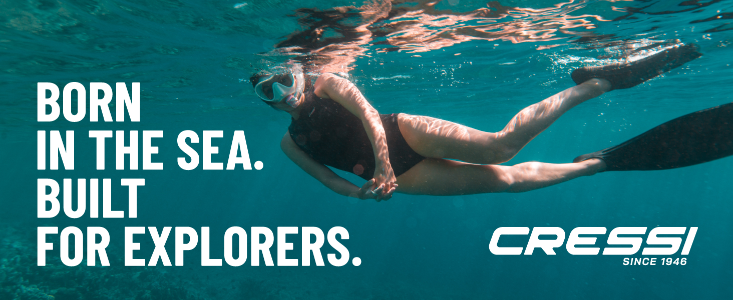 El texto dice «NACIDO EN EL MAR. CONSTRUIDO PARA EXPLORADORES. CRESSI'. Fotografía submarina que muestra a buceadores en aguas cristalinas y azules, promocionando el uso de equipos de buceo y natación.