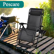 Poltrona pieghevole da esterno con tessuto a rete nero e struttura in metallo, posizionata su un ponte di legno con attrezzatura da campeggio nelle vicinanze.