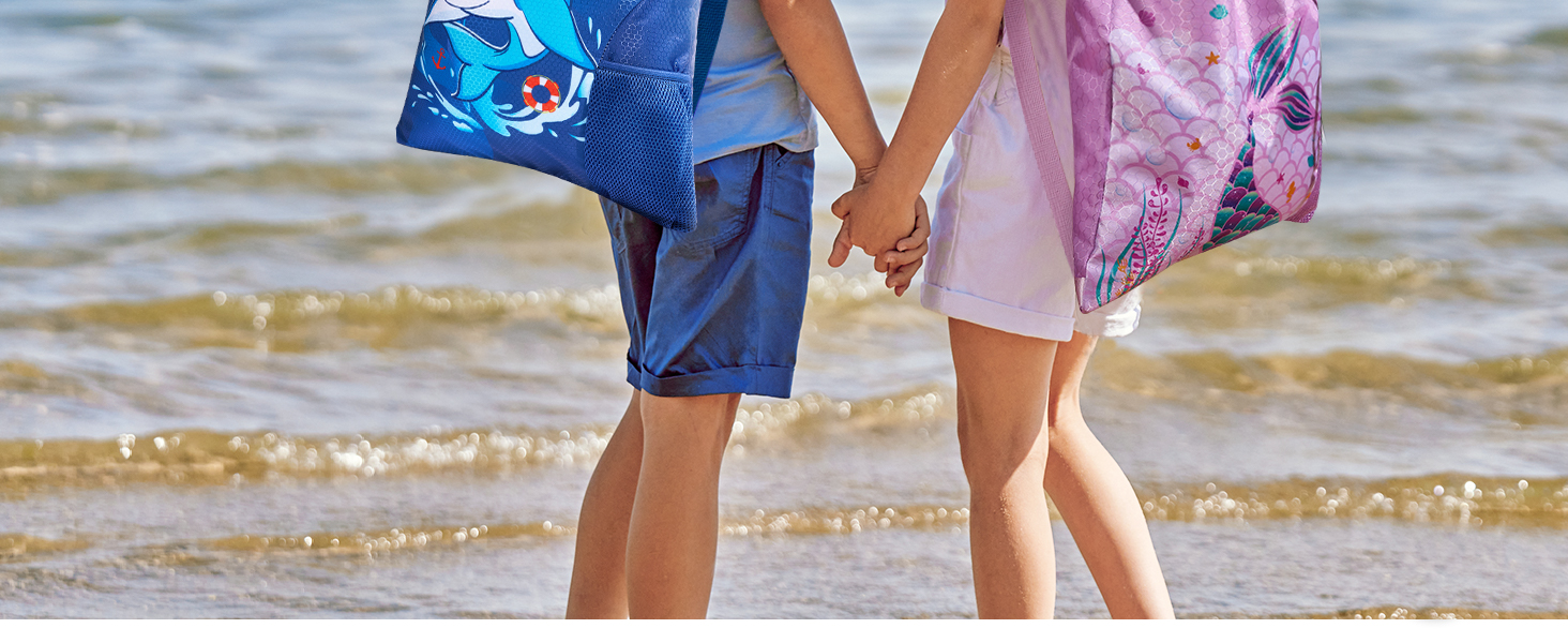 deux enfants se tenant la main sur une plage