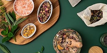 Vue aérienne de la présentation des aliments sur des planches de bois sur fond vert foncé, avec des agrumes, des herbes et divers plats préparés.