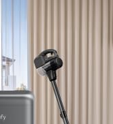 ein Foto von einem Fenster mit einem Fenster und einer Kamera.