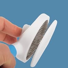Cat and Dog Brush - Ergonomic and Lightweight Self-Cleaning Accessory for Cats and Dogs, Dog Brush, Cat Brush, Suitable for Long Hair and Short Animal Hair, Ideal for the 15 , blanca, con cerdas metálicas, que se sostiene entre el pulgar y los dedos. Diseño curvo con cerdas visibles