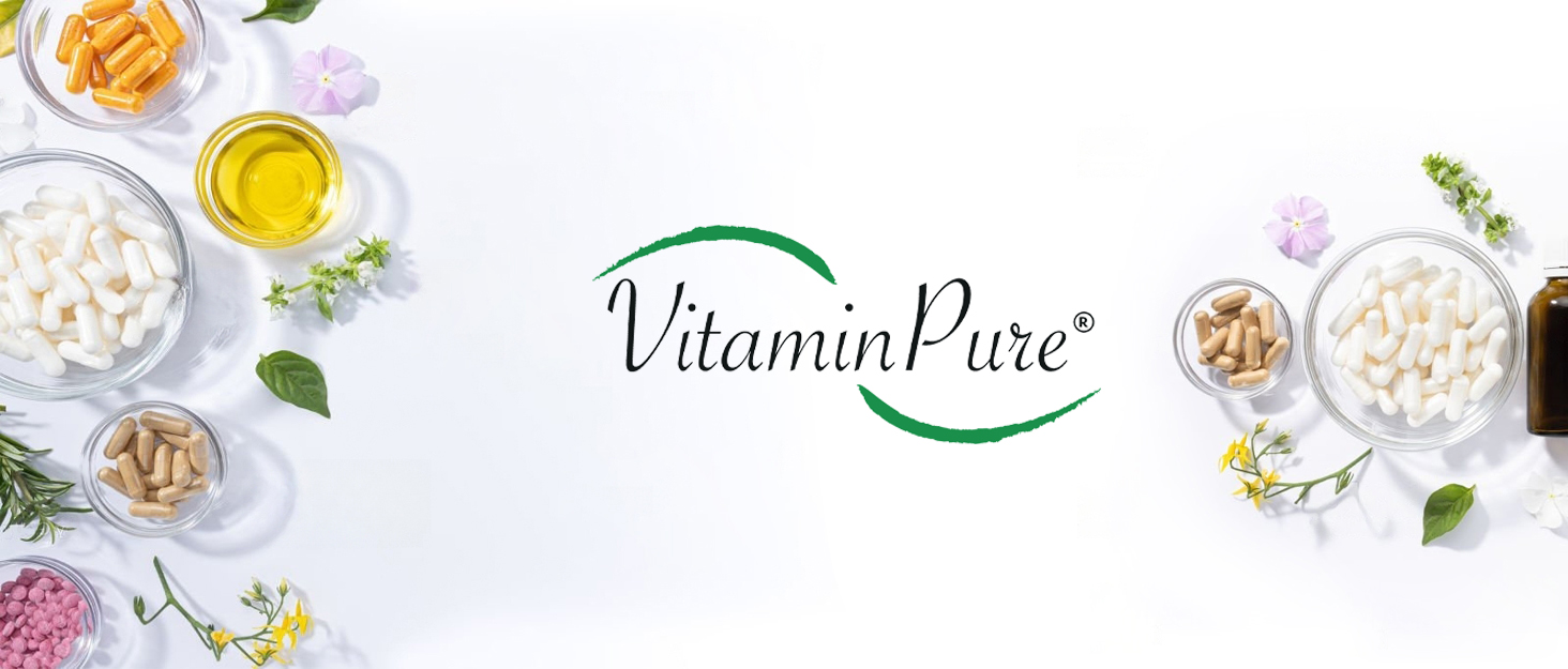 VitaminPure-Logo mit verschiedenen Inhaltsstoffen für Nahrungsergänzungsmittel, darunter Kapseln, Öl und Kräuter auf weißem Hintergrund
