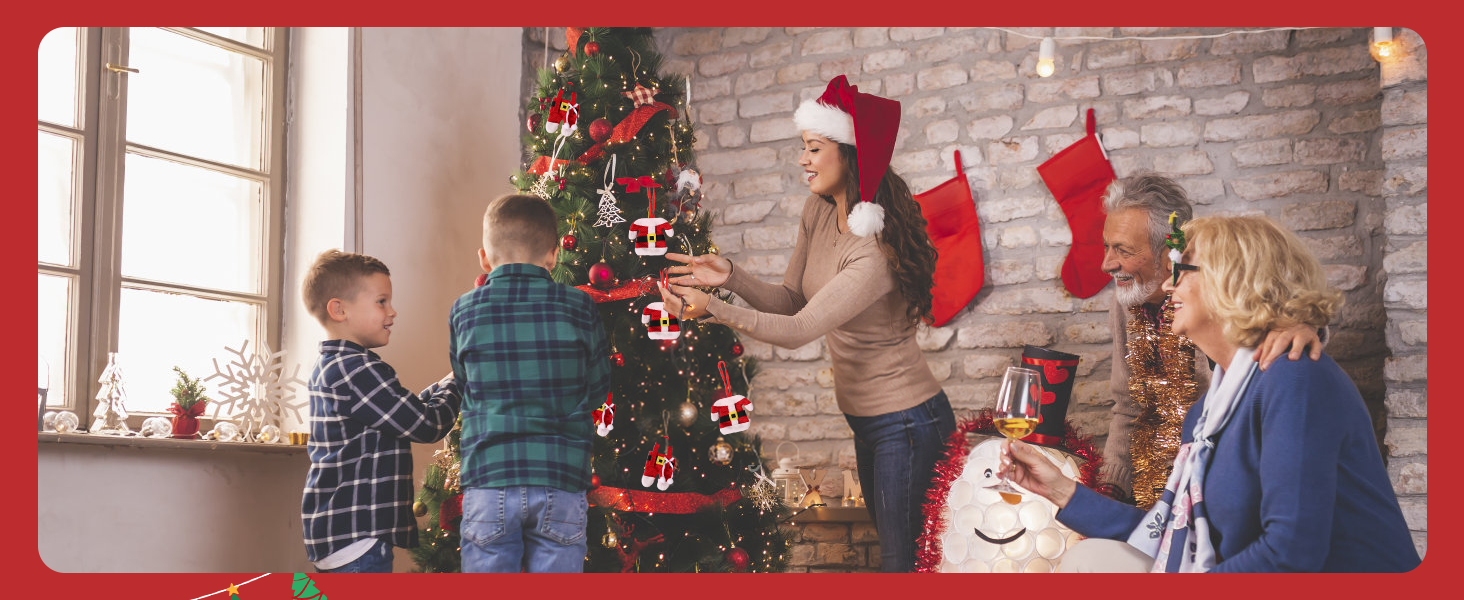 Decoración familiar del árbol de Navidad en la sala de estar. Árbol con luces, medias rojas colgadas en la pared de ladrillos. Gente con ropa casual arreglando adornos.