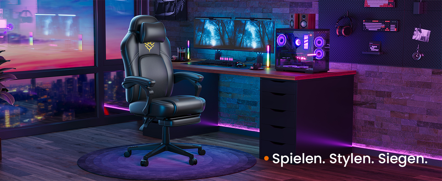 Játékos elrendezés RGB világítással, több monitorral, gamer székkel és egy íróasztallal egy félhomályos szobában. A „Játssz. Stílusos. Győzelmes.” felirat látható.