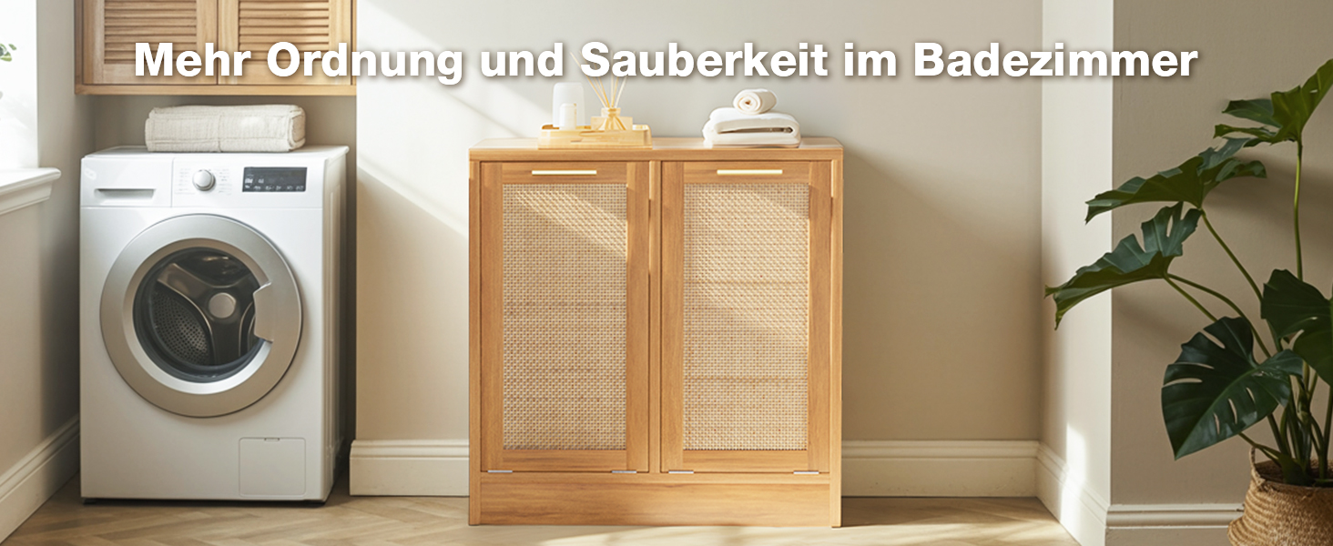 Badezimmerinterieur mit weißer Frontlader-Waschmaschine, Holzschrank mit Rattantüren und Topfpflanze. Texteinblendung auf Deutsch