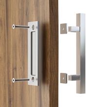 Moderne Türgriffbaugruppe mit metallischer, gebürsteter Zugstange mit Befestigungsklammern an der Holzoberfläche.