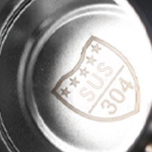 Photographie en noir et blanc en gros plan d'un logo ou d'un emblème en forme de bouclier estampé