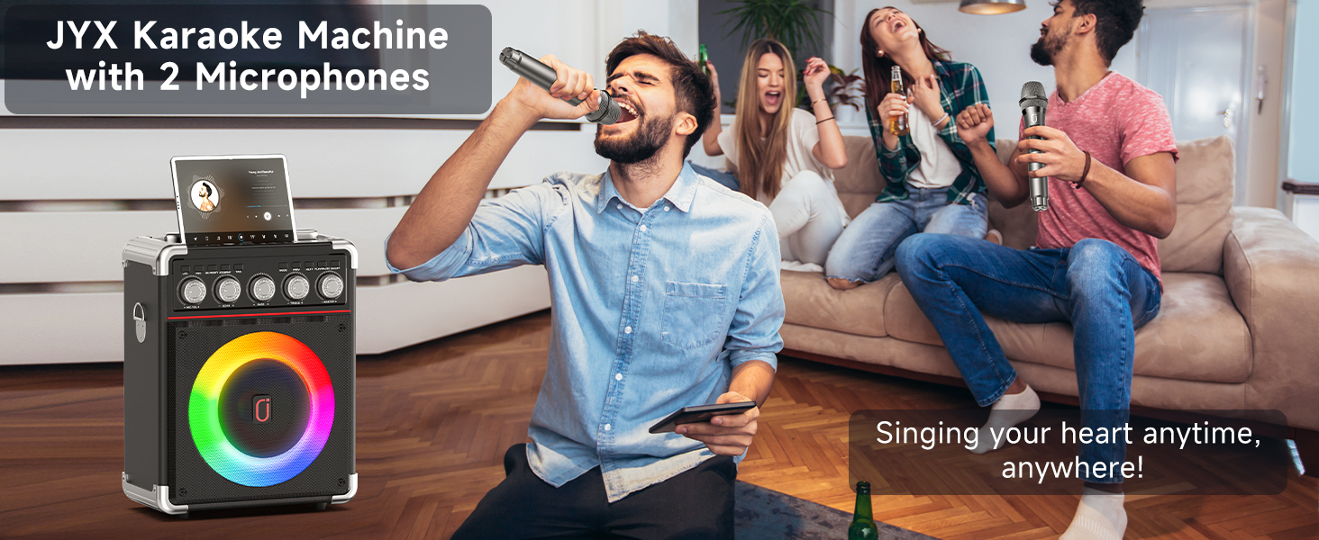 avec écran couleur LED et deux microphones, montrée en cours d'utilisation avec des personnes chantant dans un salon