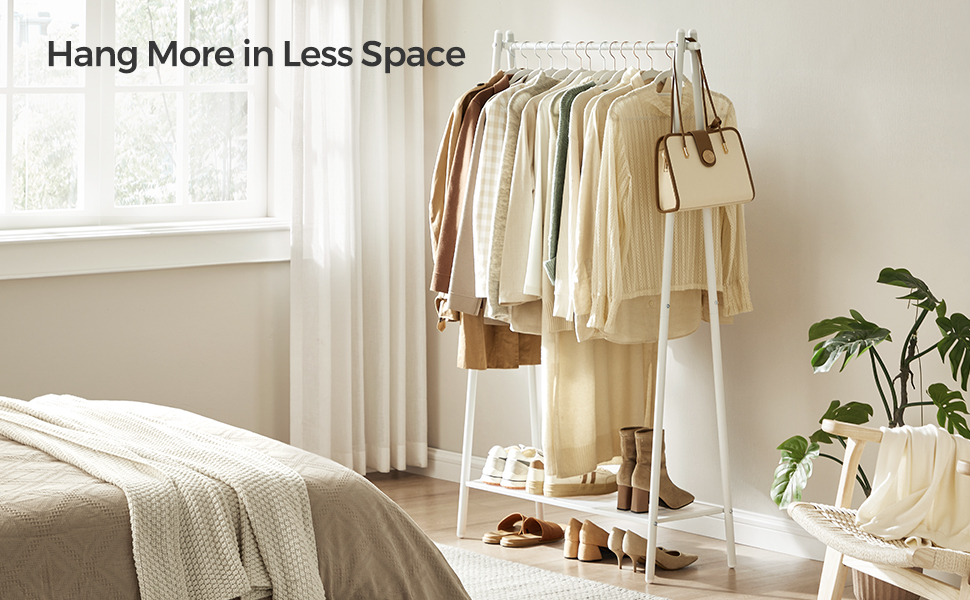 egy fehér szekrény fehér állvánnyal és ruhákkal.