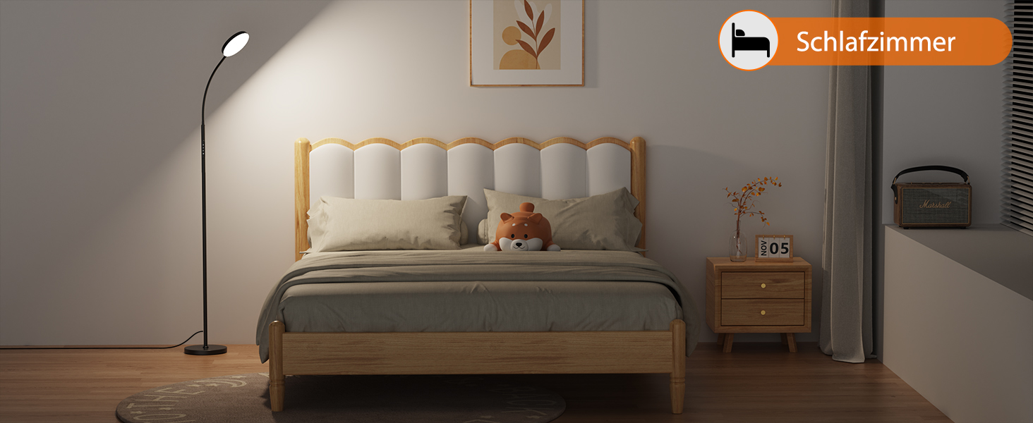 Der Text lautet „Schlafammer“. Modernes Schlafzimmerinterieur mit Bettgestell aus Holz, Nachttisch mit Lampe und minimalistischem Wanddekor.