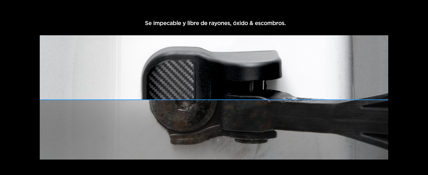 Primer plano de un dispositivo negro con textura de fibra de carbono y bordes curvos, parcialmente visible sobre un fondo blanco con una línea de acento azul